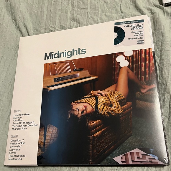 Taylor Swift Midnights Clock and Vinyl set - Picture 2 of 9